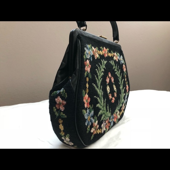 Vintage black needlepoint medium framed purse - Picture 3 of 7